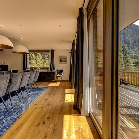 Freya Villa *